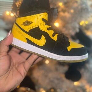 Nike Kids Black and Yellow Sneakers